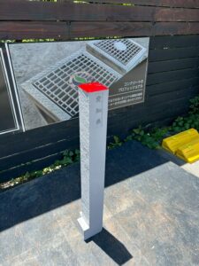境界杭100□×H1000　底板2面40ｘＨ100飛出し